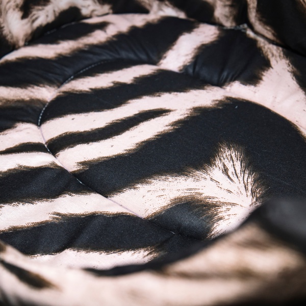 Лежанка овальная стеганая поролоновая САФАРИ ЗЕБРА БЕЖ  52*46*20см/DONBARON